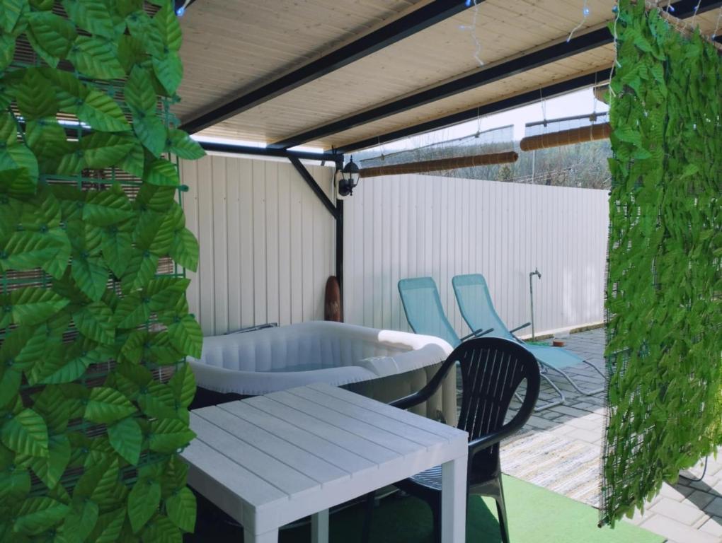 Patio lub wspólna przestrzeń na świeżym powietrzu w obiekcie Viola Apartmanház