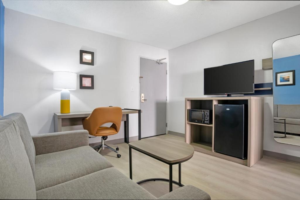 Comfort Inn & Suites Crystal Inn Sportsplex - 1 Cama King, Suite, Sofá Cama Para 2 Personas