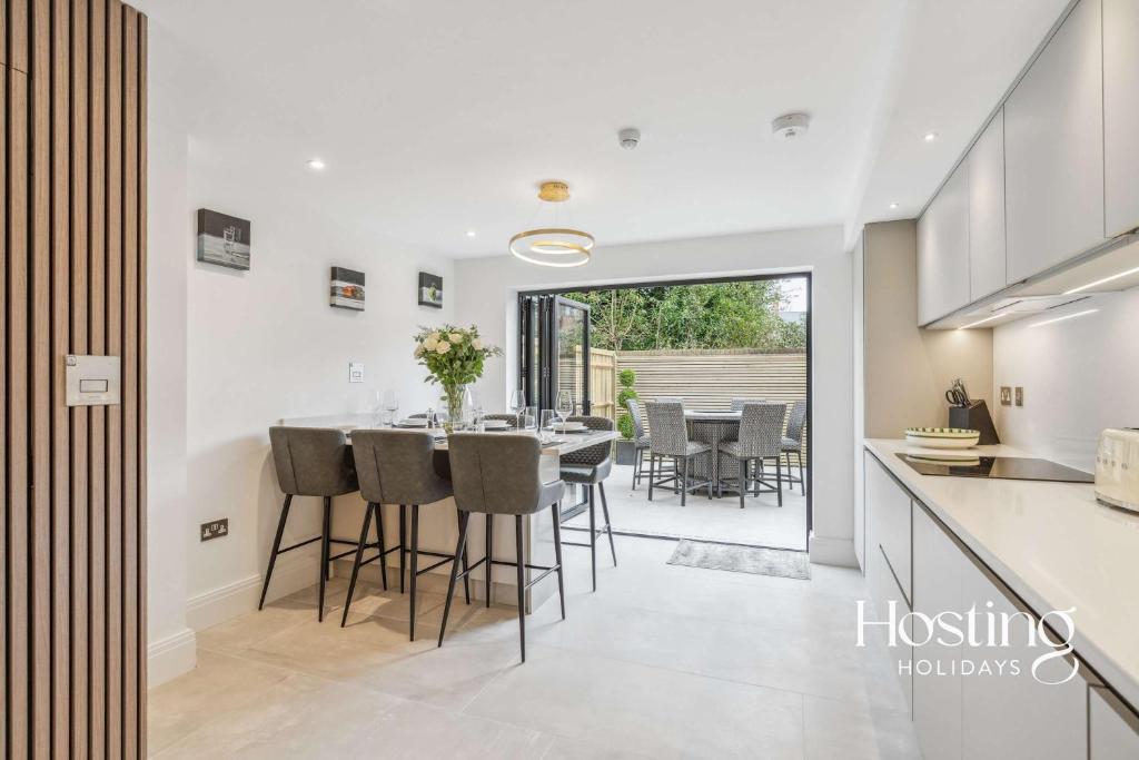 a kitchen and dining room with a table and chairs at Queens Mews Brand New Luxury Home with Parking in Henley on Thames