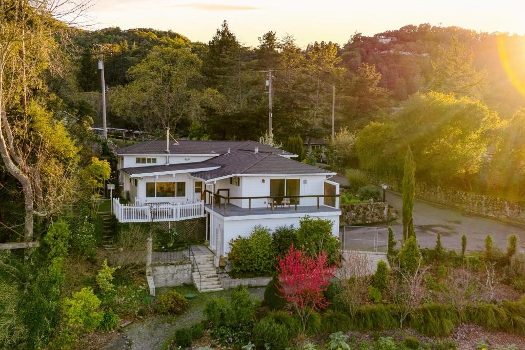 サンタローザにあるModern Sonoma Stay w Spacious Deck Views Prime Location Bennettの森の白屋の空見