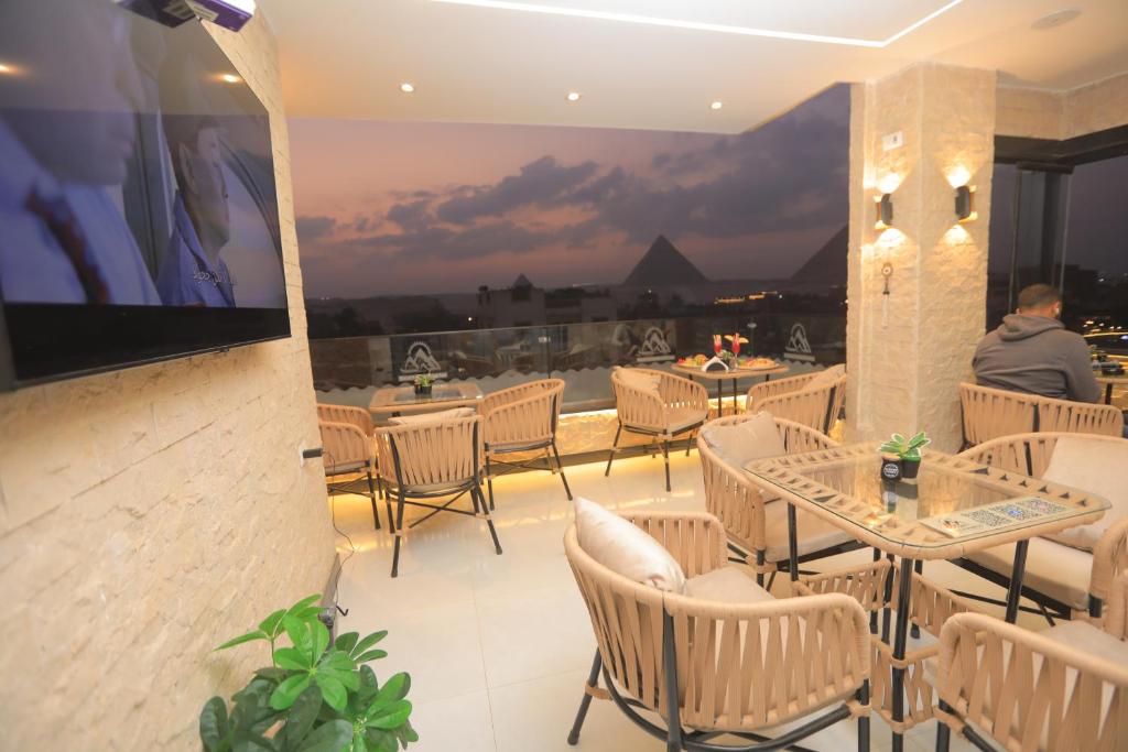 TV a/nebo společenská místnost v ubytování Royal View Pyramids Hotel