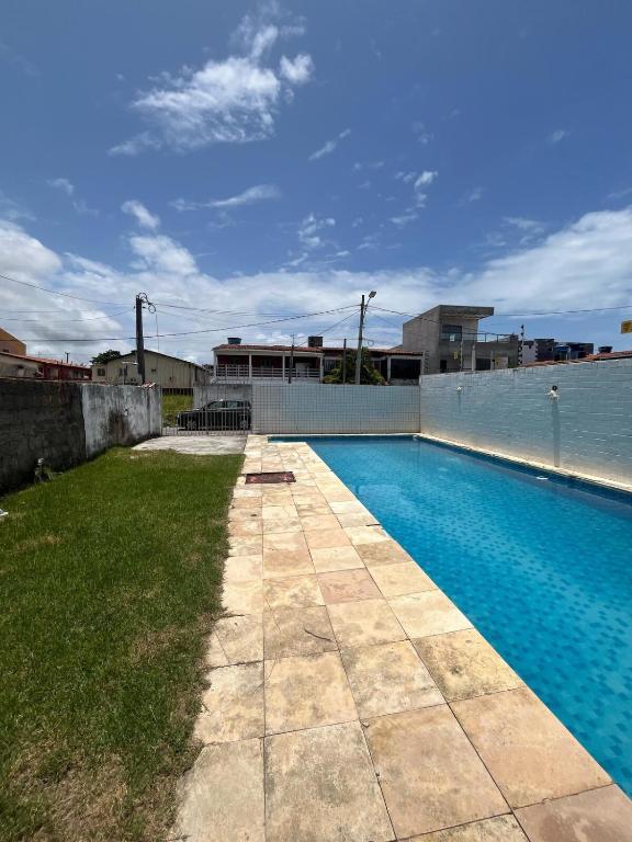 a swimming pool in the yard of a building at Casa com Piscina em Enseada in Cabo de Santo Agostinho