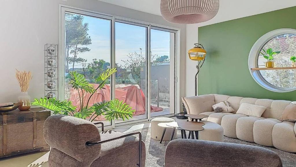 un salon avec un canapé et une grande fenêtre dans l'établissement Luxurious villa located at La Pironnière, à Les Sables-dʼOlonne