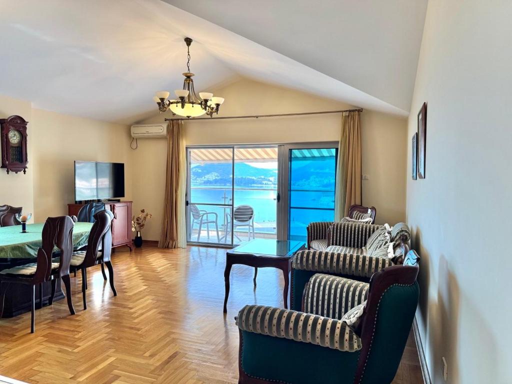 - un salon avec des chaises et une table ainsi qu'une salle à manger dans l'établissement Adriatic Home, à Pržno