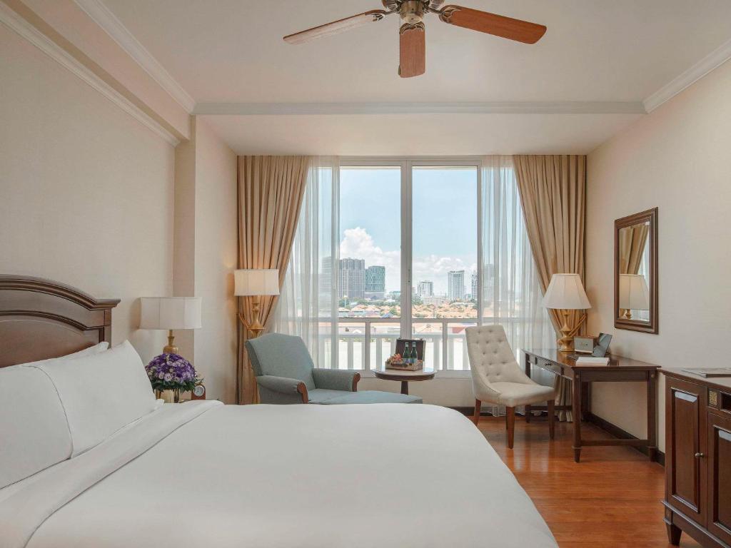 Postel nebo postele na pokoji v ubytování Sofitel Phnom Penh Phokeethra