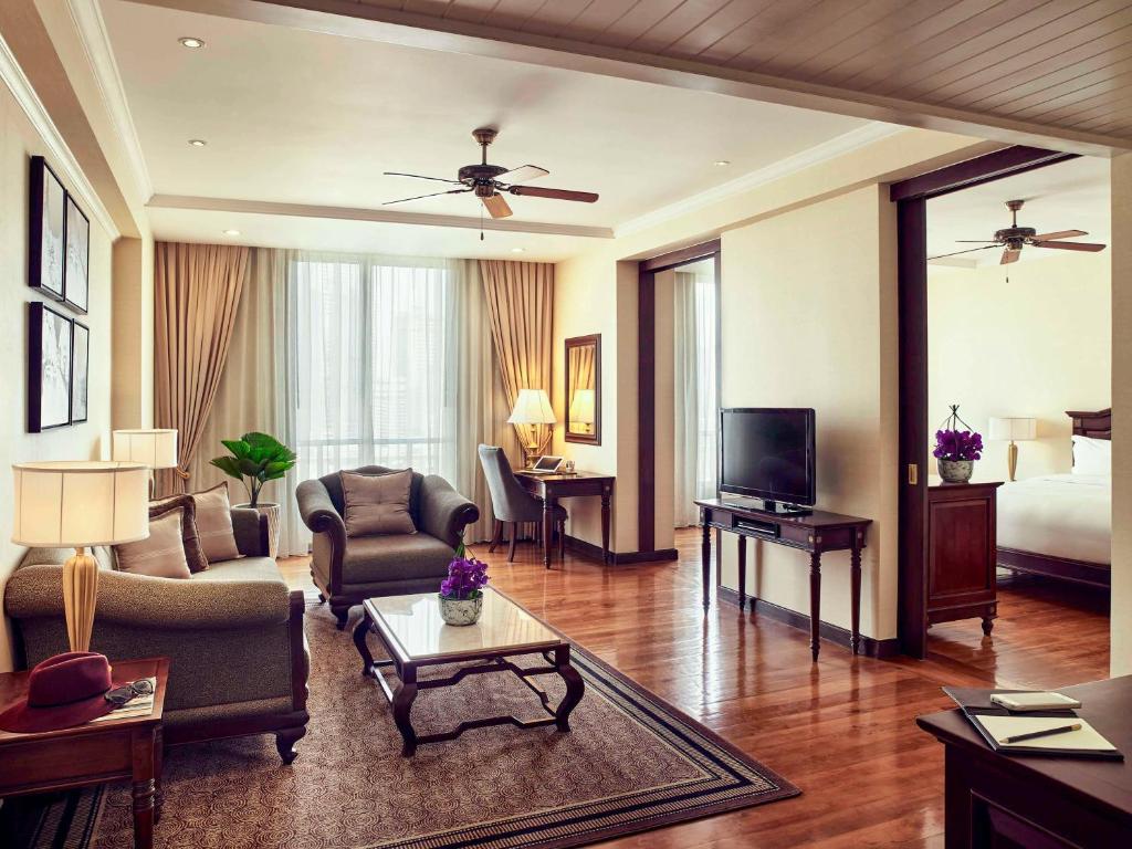 TV a/nebo společenská místnost v ubytování Sofitel Phnom Penh Phokeethra