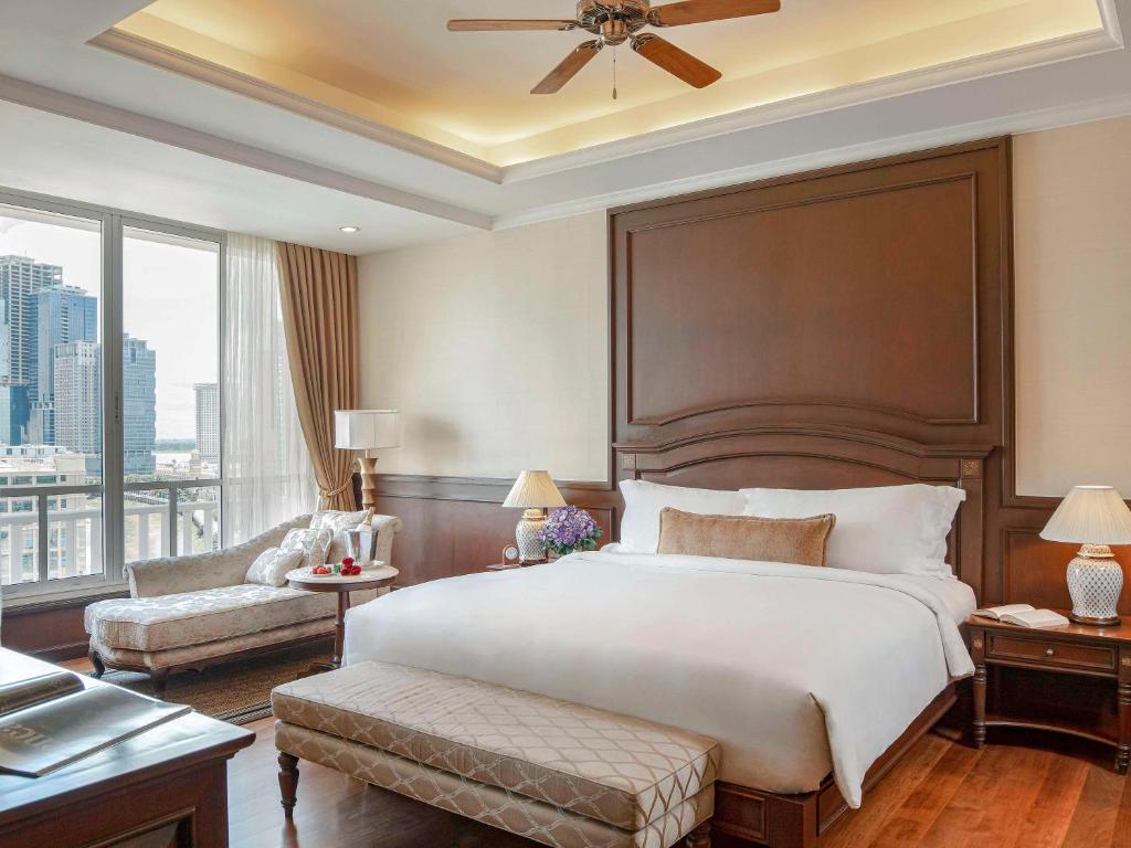 Postel nebo postele na pokoji v ubytování Sofitel Phnom Penh Phokeethra