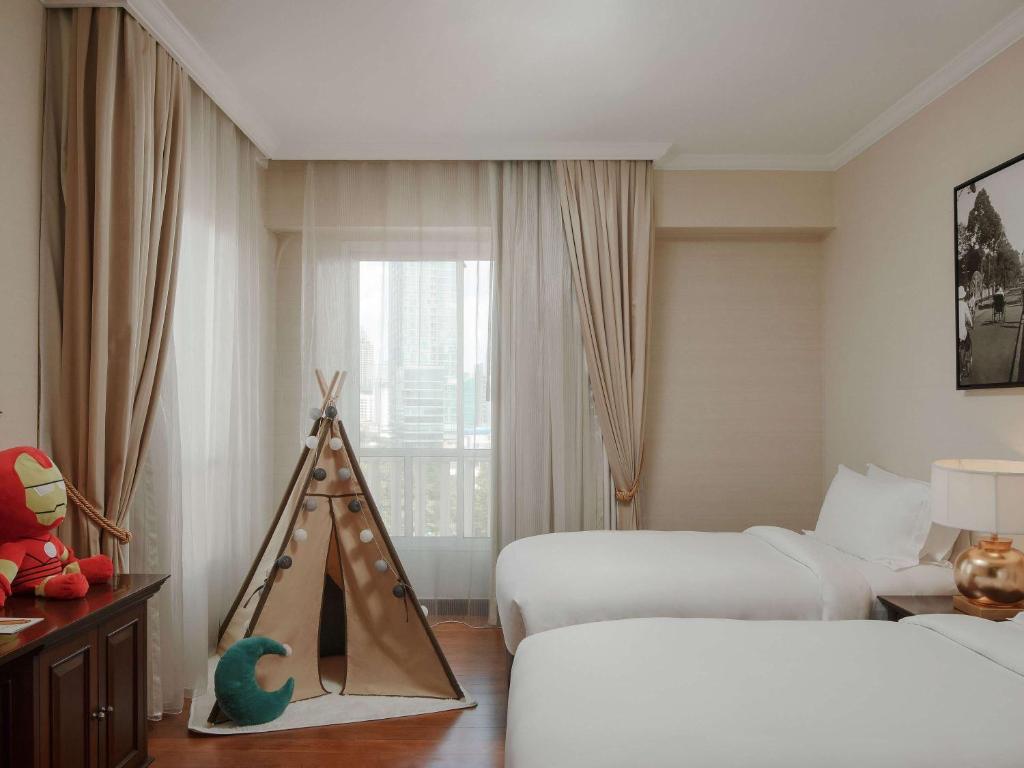 Postel nebo postele na pokoji v ubytování Sofitel Phnom Penh Phokeethra