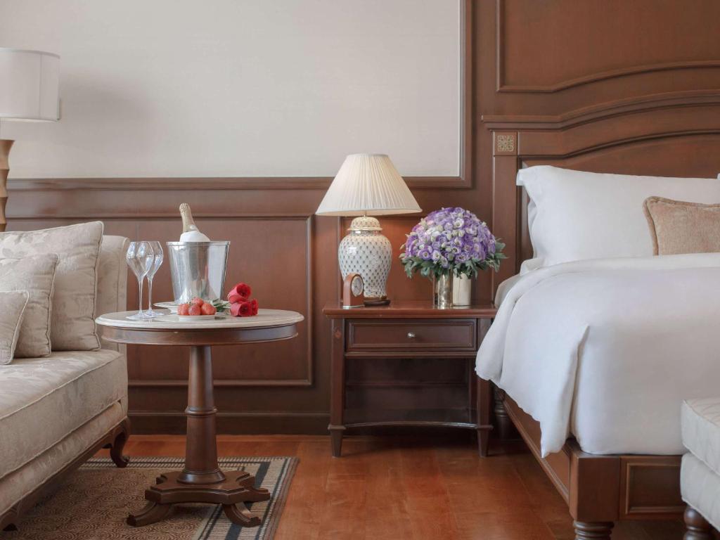 Postel nebo postele na pokoji v ubytování Sofitel Phnom Penh Phokeethra