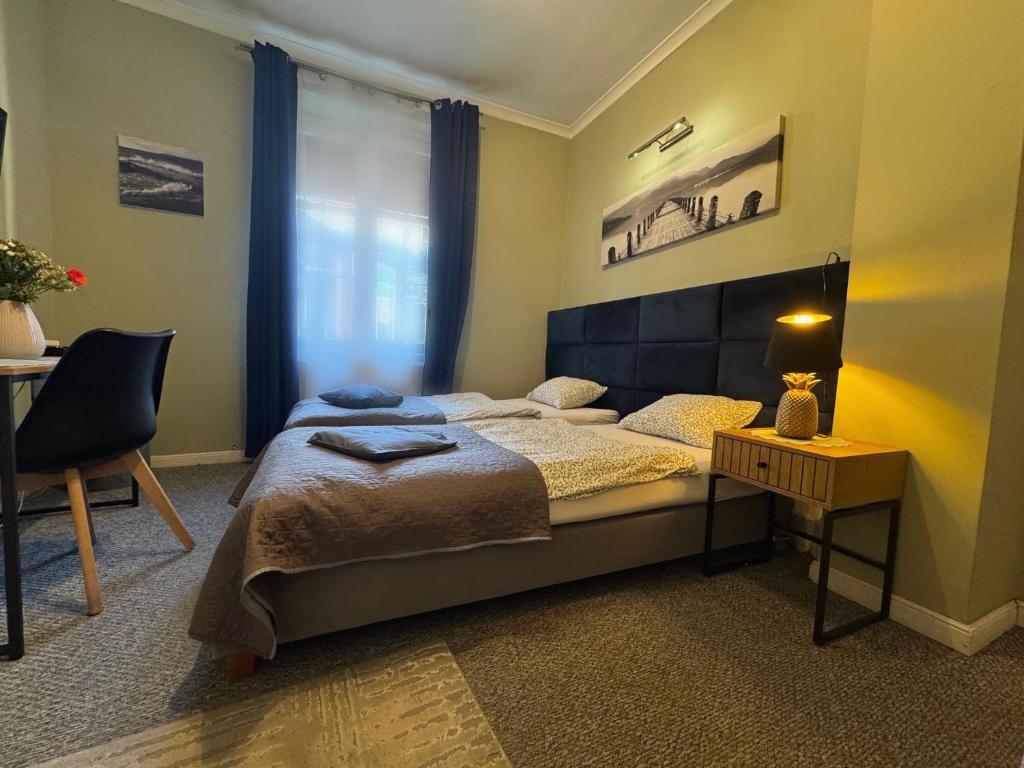 sypialnia z łóżkiem, stołem i krzesłem w obiekcie Jazzgot Apartamenty w Zielonej Górze