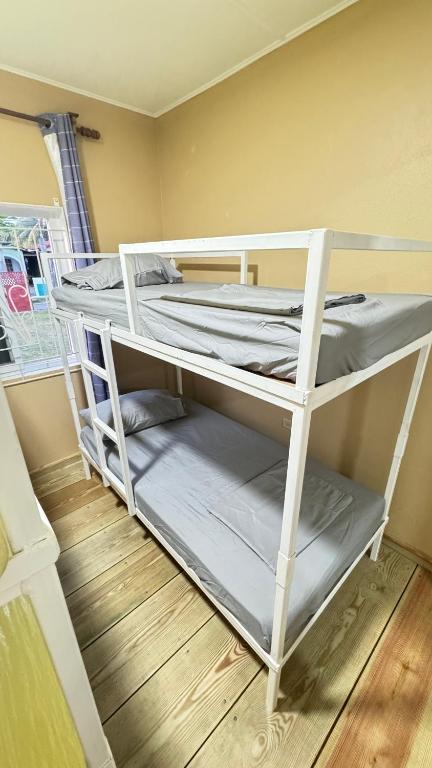 Postel nebo postele na pokoji v ubytování East palm estate hostel
