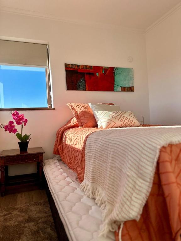 a bedroom with a bed and a window at Moderno y Amplio in Los Ángeles