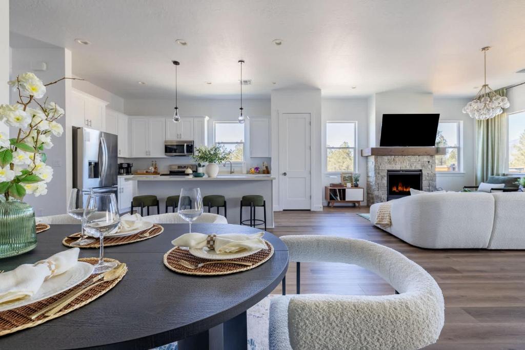 a kitchen and living room with a table and chairs at The Copperleaf Flagstaff Escape in Flagstaff