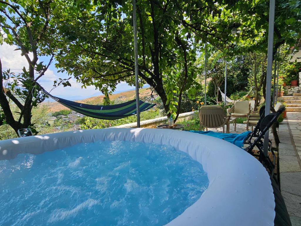 Bazén v ubytování Lemon Garden Apartment-Hot Tub Jacuzzi nebo v jeho okolí