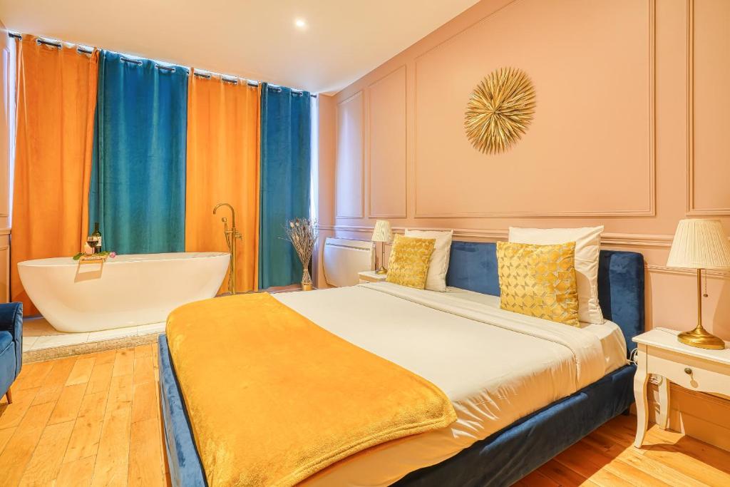 une chambre avec un grand lit et une baignoire dans l'établissement Suite Anna In Paris Republique, à Paris