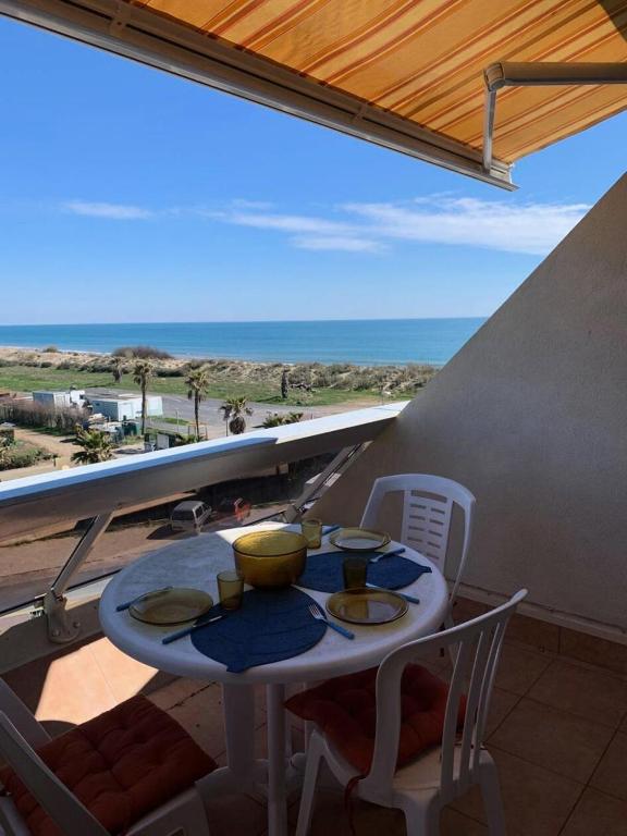 - une table sur un balcon avec vue sur l'océan dans l'établissement Résidence Héliopolis Bâtiment Ab - Studio pour 2 Personnes 454, au Cap d'Agde