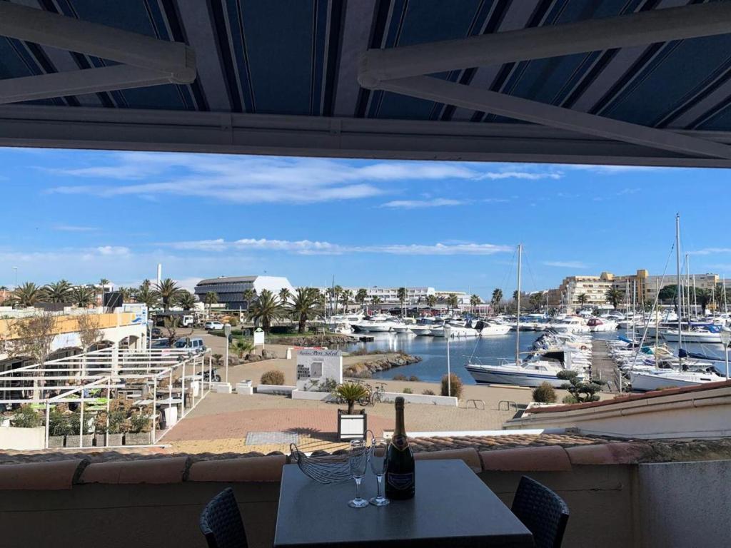 - une vue sur le port de plaisance avec une table et des chaises dans l'établissement Résidence Port Soleil Bâtiment B2 - Studio 2 Personnes - Port Soleil MAE-4431, au Cap d'Agde
