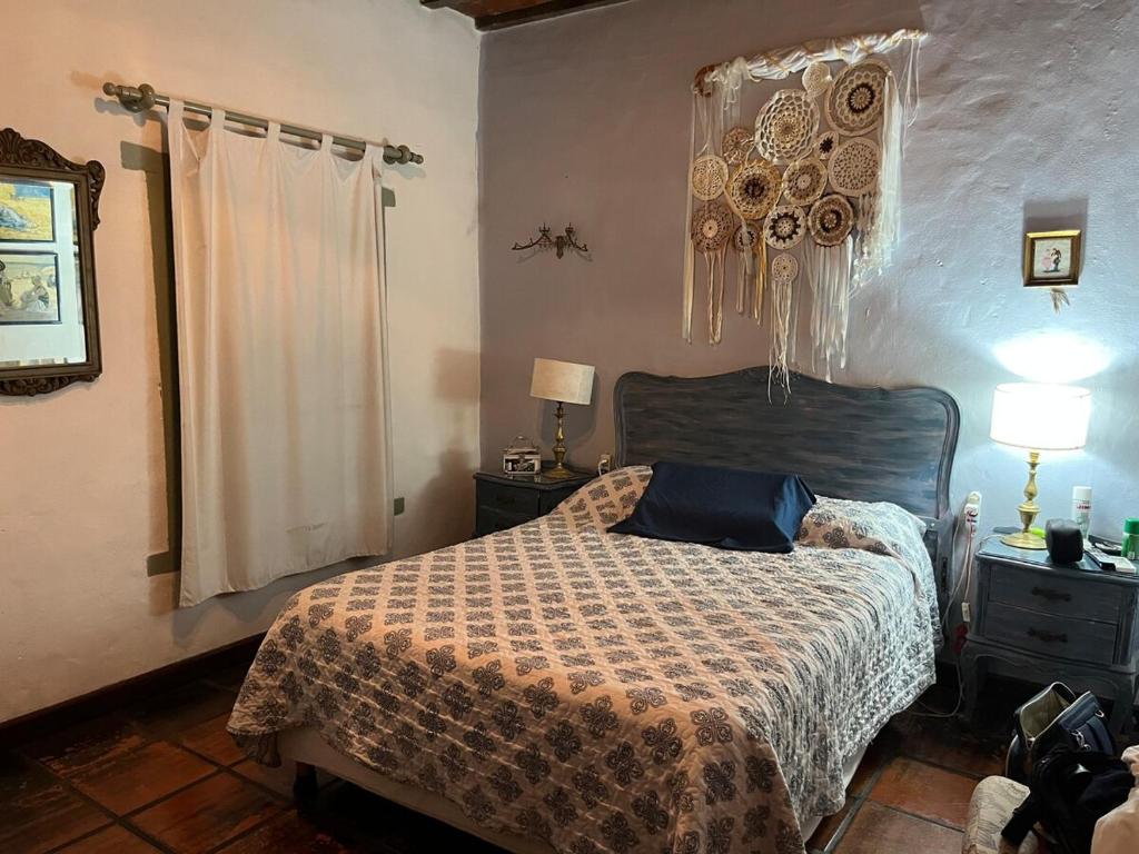 ein Schlafzimmer mit einem Bett mit einer Bettdecke darauf in der Unterkunft Fuente del Sol 2 in Punta del Este