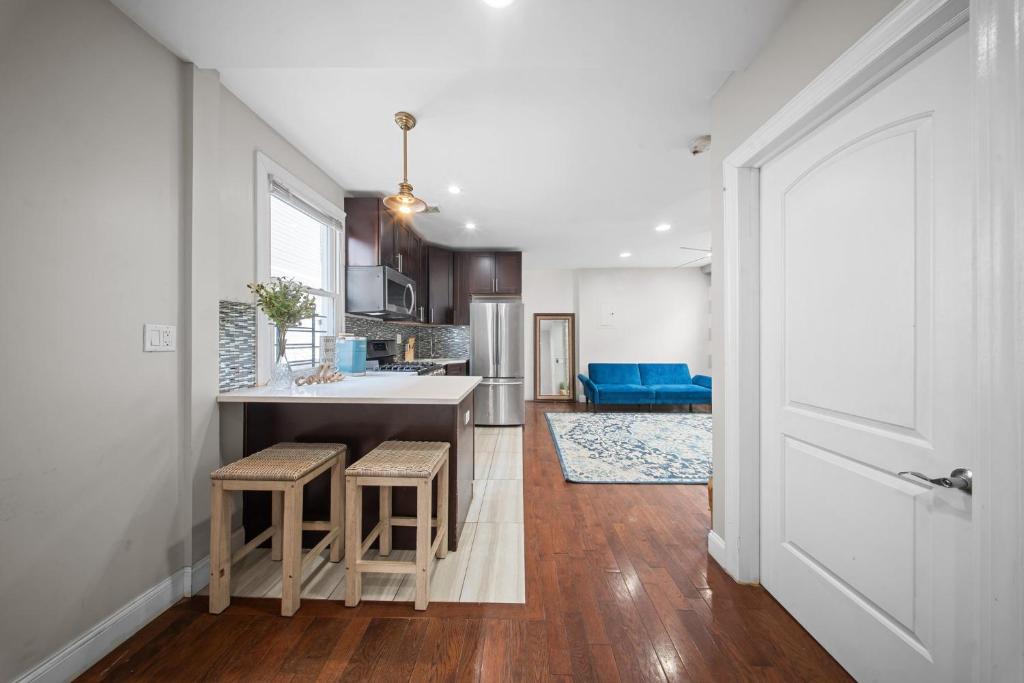 a kitchen with a counter and stools in a room at NYNJ World Cup 26 Fan Zone Queens Kasa Boho Rentals Sleeps 4 persons in Brooklyn Manor