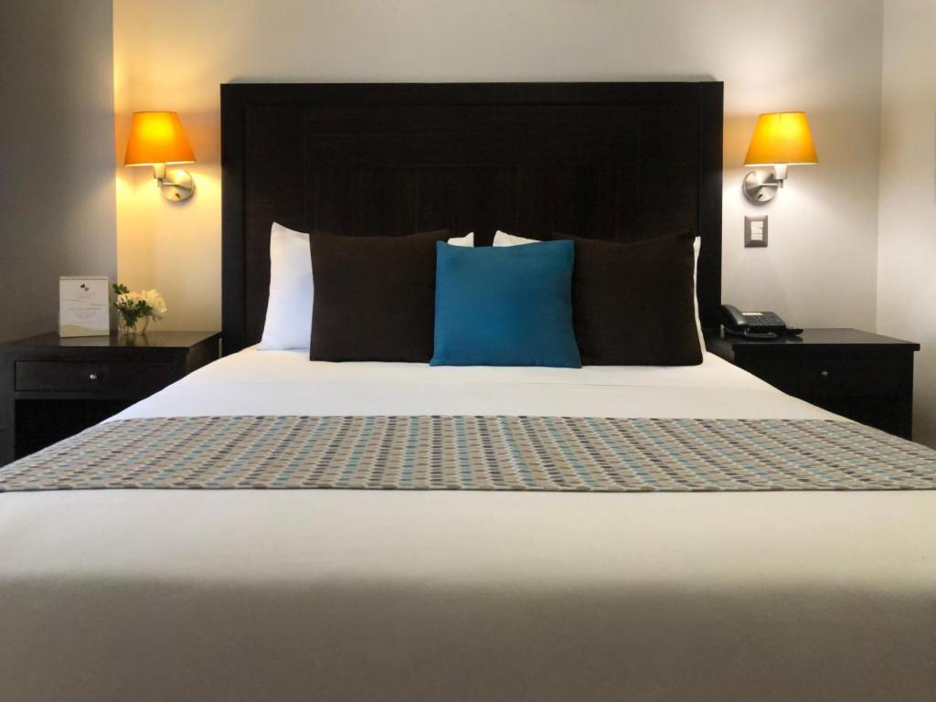 Postel nebo postele na pokoji v ubytování Zamorano Real Hotel