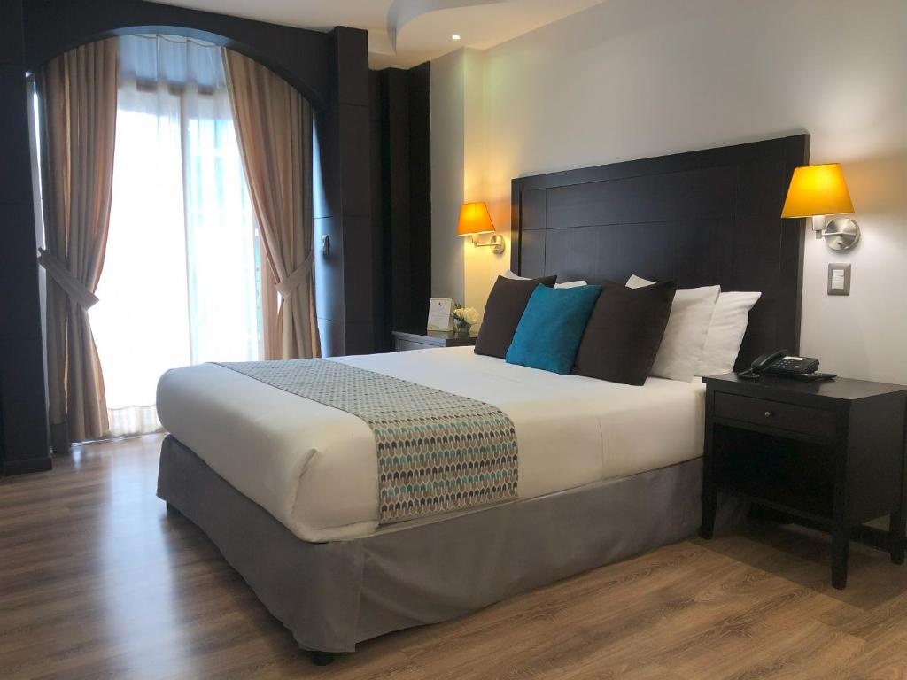 Postel nebo postele na pokoji v ubytování Zamorano Real Hotel