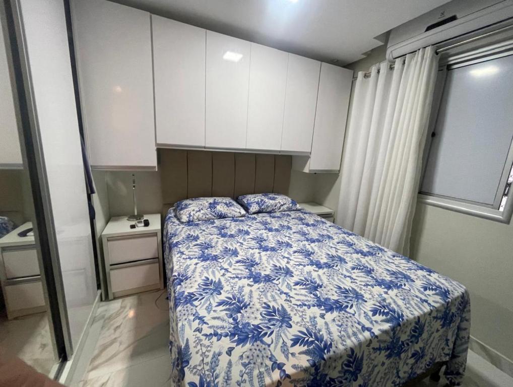 een kleine slaapkamer met een bed en witte kasten bij Apartamento para COP30 in Ananindeua
