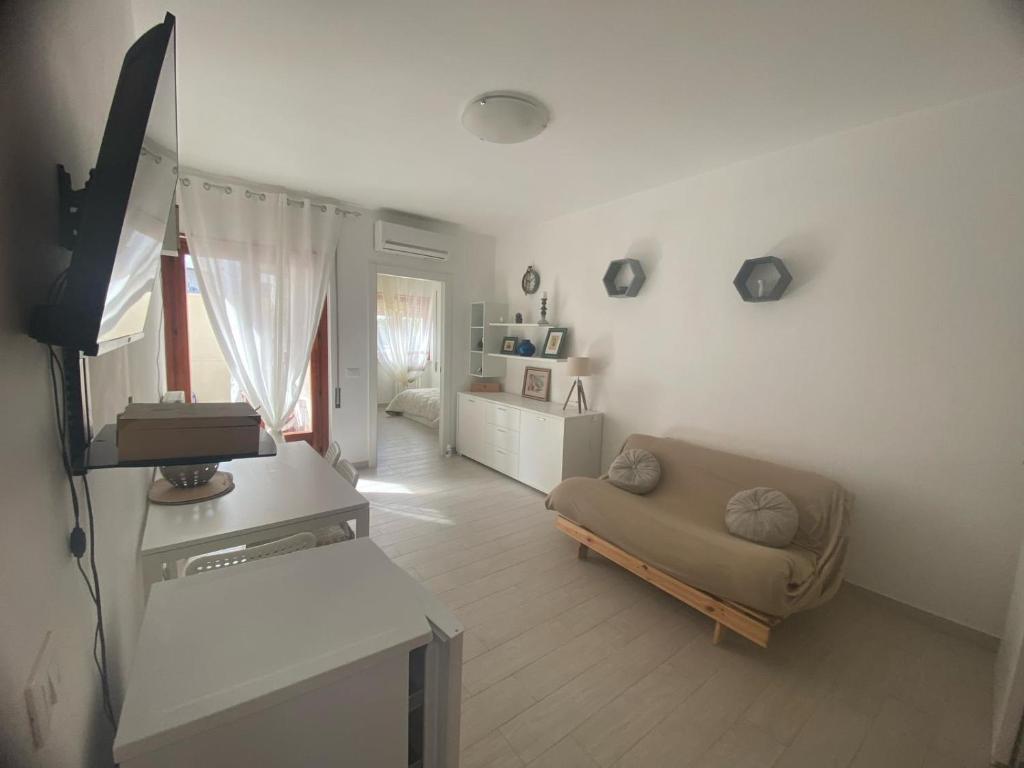 a living room with a couch and a television at A due passi dalla spiaggia in Vieste