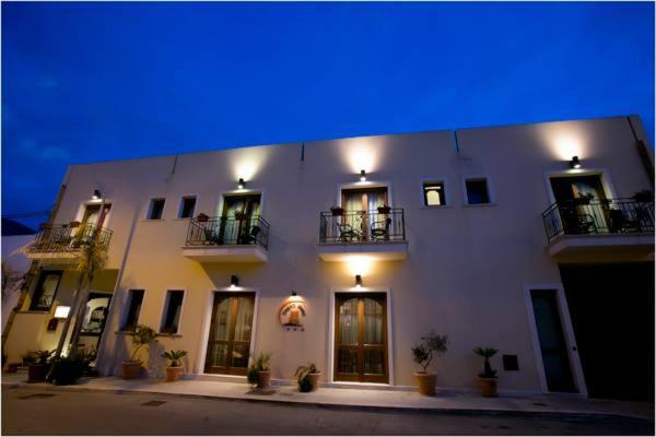 ein großes weißes Gebäude mit blauem Licht in der Unterkunft Zingaro Hotel in San Vito lo Capo