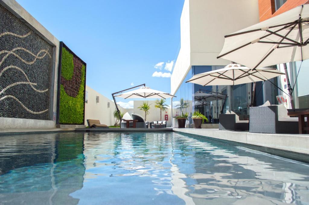 Bazén v ubytování HS HOTSSON Hotel Queretaro nebo v jeho okolí