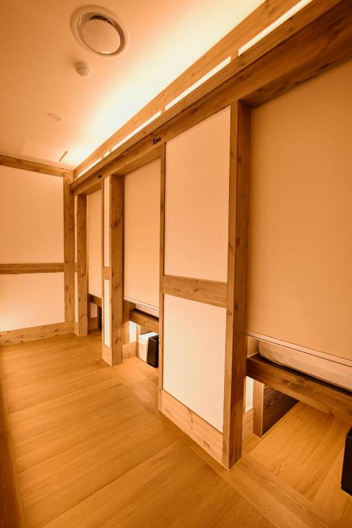eine Reihe von Schranktüren in einem Zimmer mit Holzböden in der Unterkunft Hanok Hotel DAAM Seoul in Seoul