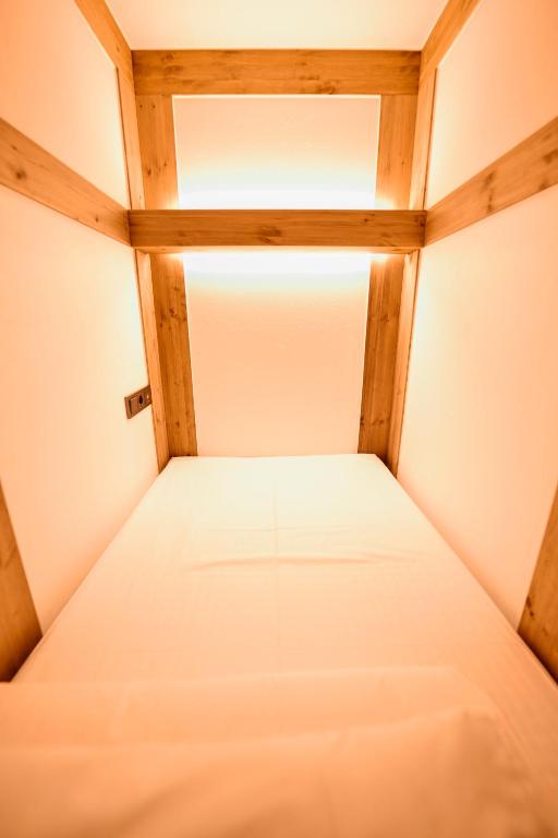 ein kleines Bett in einem kleinen Zimmer in der Unterkunft Hanok Hotel DAAM Seoul in Seoul