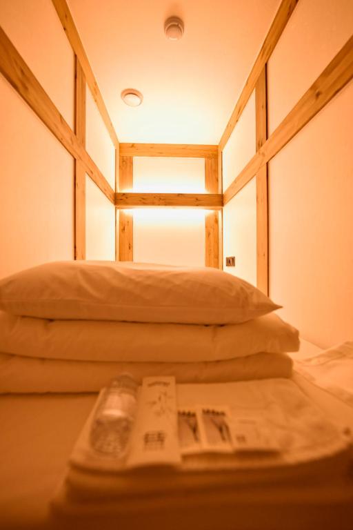 ein Zimmer mit zwei Kissen und einem Buch auf dem Tisch in der Unterkunft Hanok Hotel DAAM Seoul in Seoul