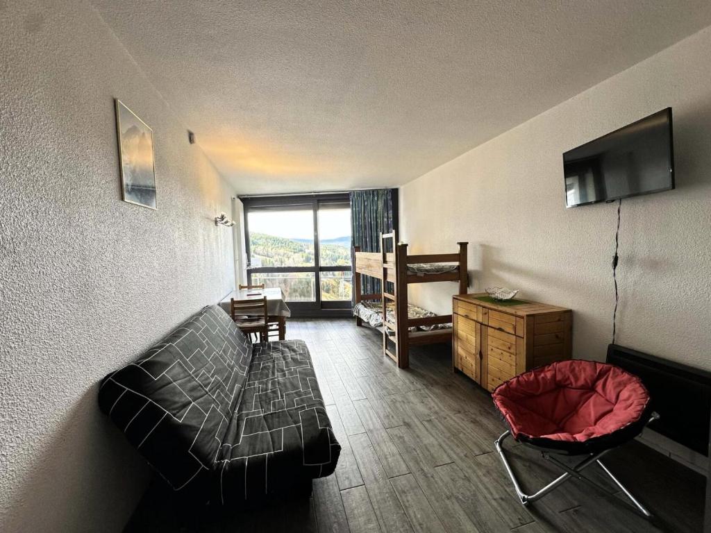 Televízia a/alebo spoločenská miestnosť v ubytovaní Résidence Les Arolles - Studio rénové et très fonctionnel pied des pistes MAE-3864
