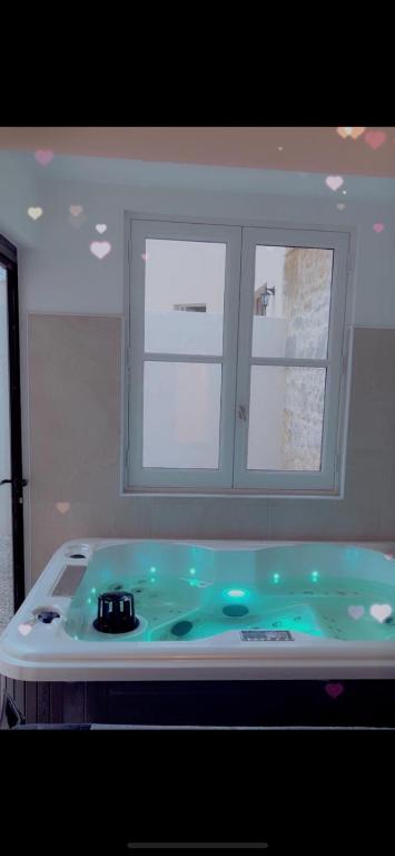 La salle de bains est pourvue d'une baignoire et de 2 fenêtres. dans l'établissement Appartement Love Room House, à Arles