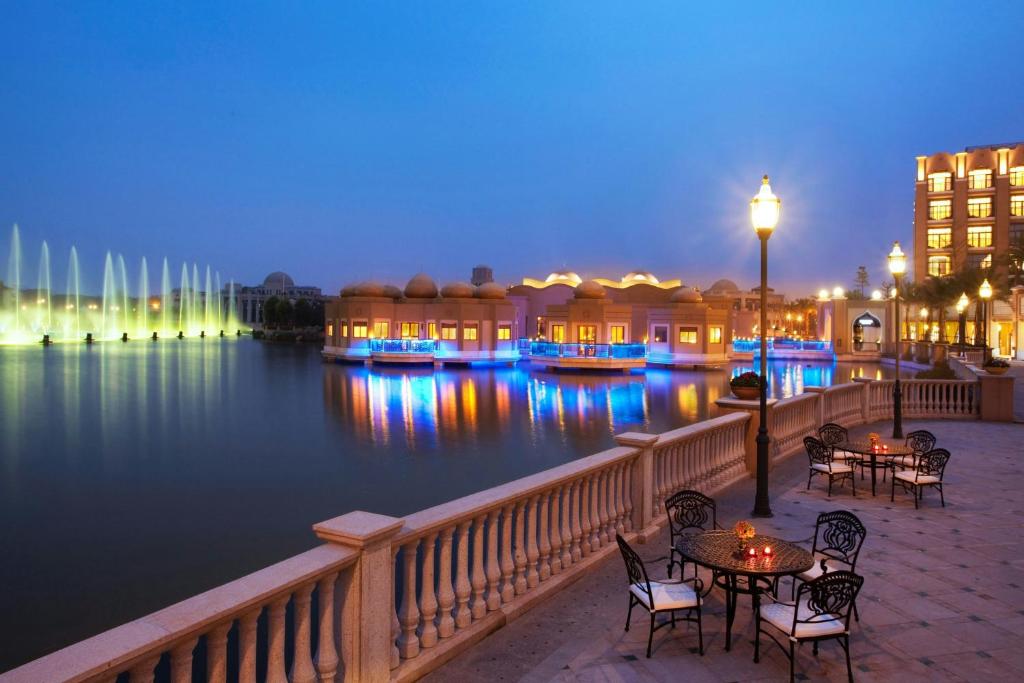 Výhled na řeku, která protéká v blízkosti hotelu