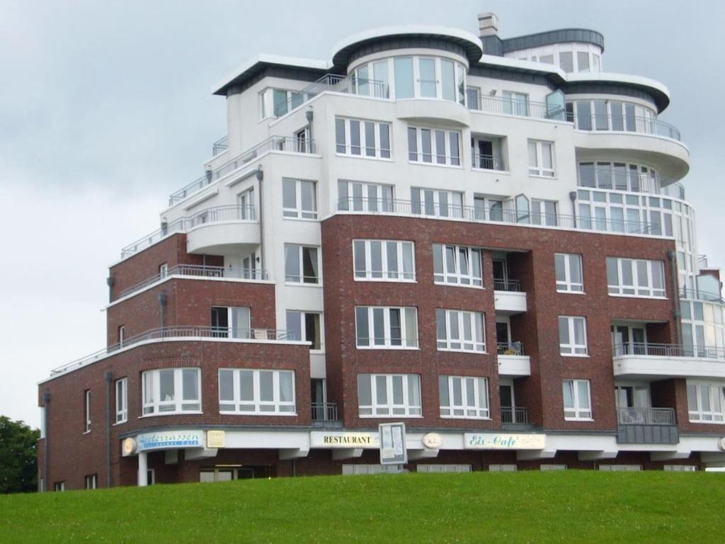 un gran edificio de apartamentos con un cartel delante en 1-bedroom apartment, en Cuxhaven