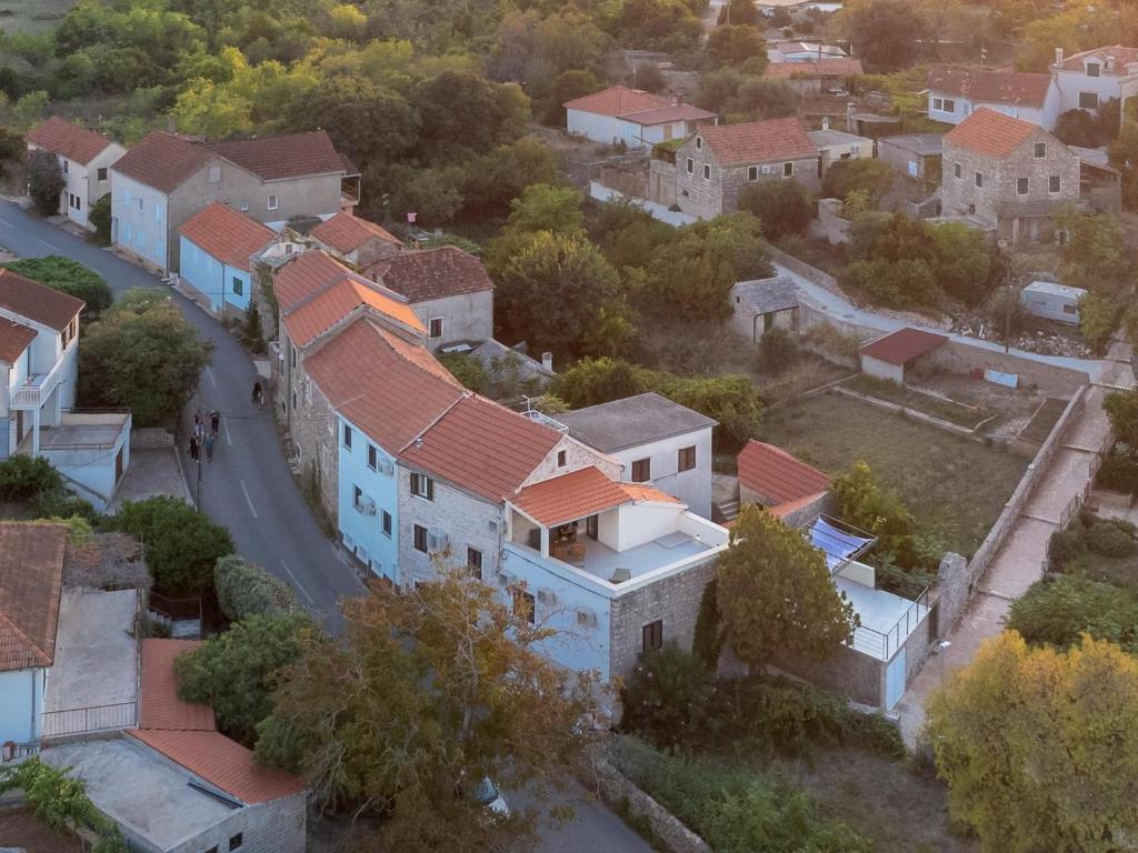 eine Luftaufnahme eines Dorfes mit Häusern in der Unterkunft Nicely decorated house with top roofed terrace in Vrboska