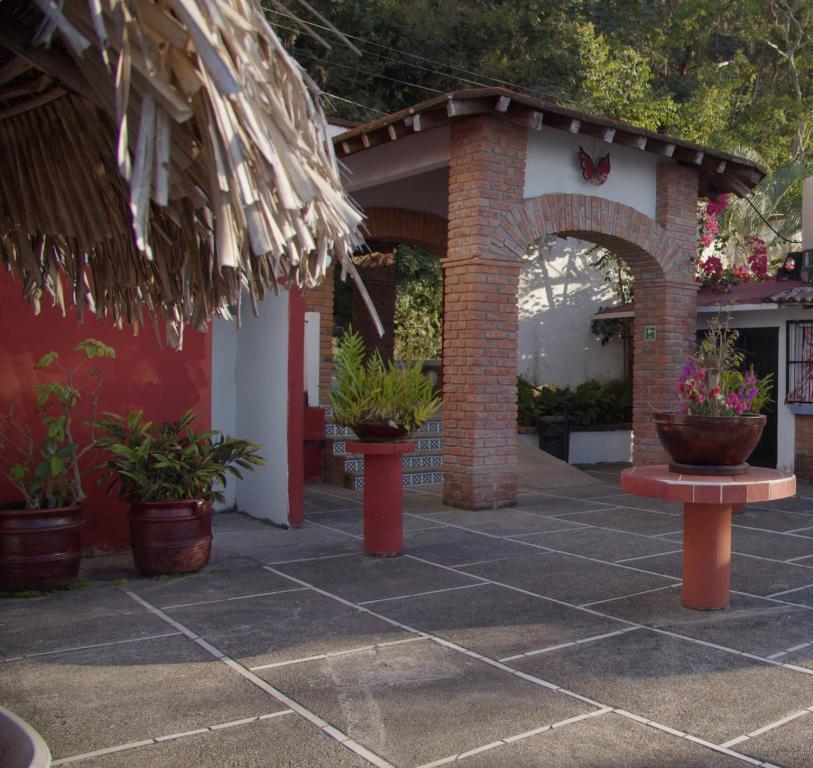 Zahrada ubytování Traditional Sierra Leon Oceanfront Rooms - Adults Only