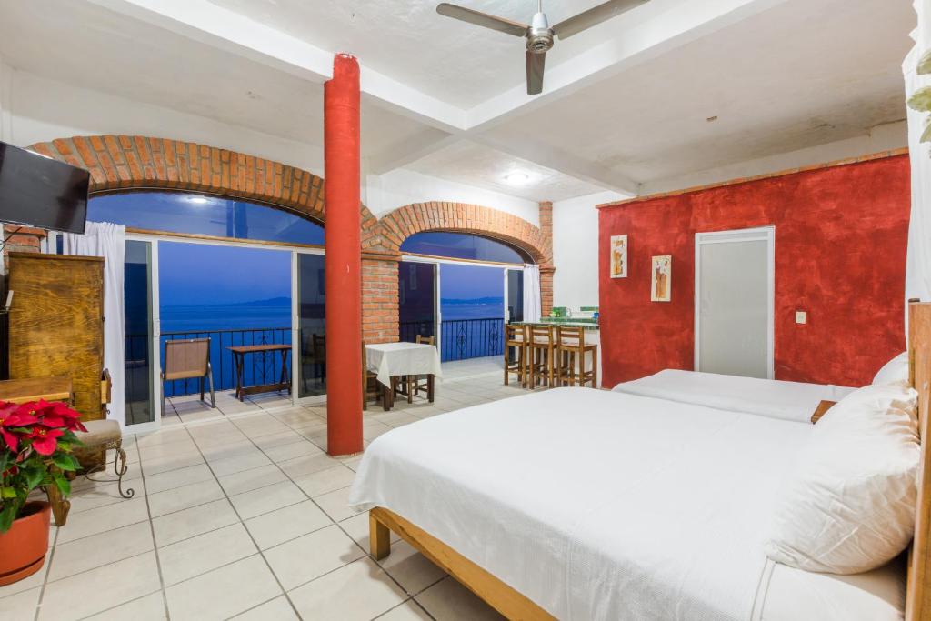 Postel nebo postele na pokoji v ubytování Traditional Sierra Leon Oceanfront Rooms - Adults Only