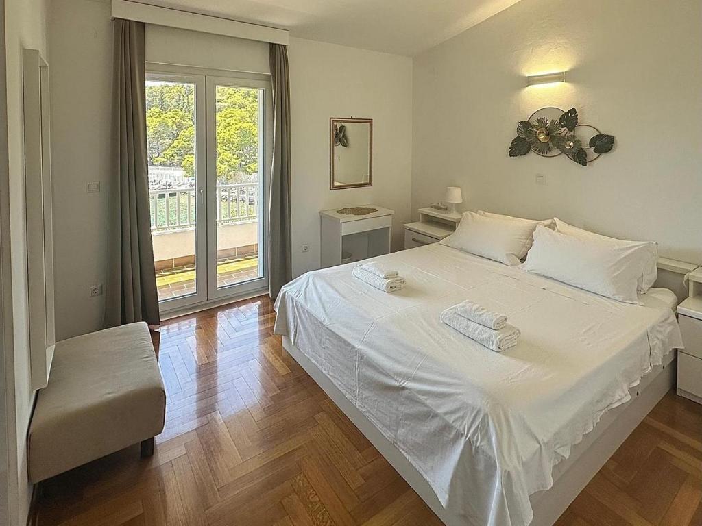 Posteľ alebo postele v izbe v ubytovaní Apartments by the sea Hvar - 4591
