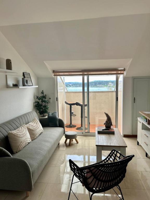 una sala de estar con un sofá y una mesa en Apartamento Aqua Marina, en O Grove