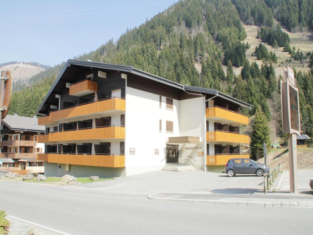 un immeuble d'appartements à flanc de montagne dans l'établissement Apartment in Chatel with Valley Views, à Châtel