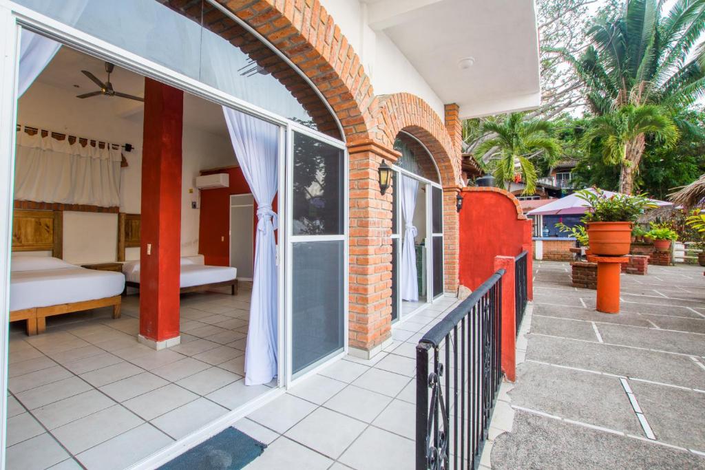 Balkón nebo terasa v ubytování Traditional Sierra Leon Oceanfront Rooms - Adults Only