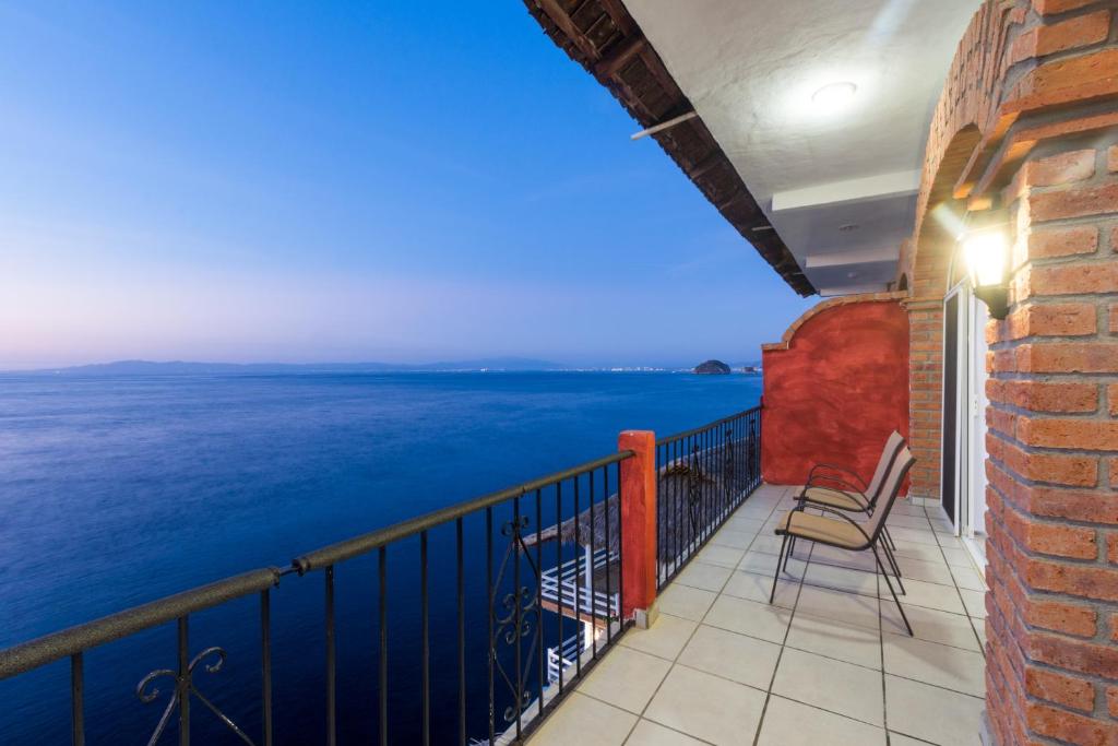 Balkón nebo terasa v ubytování Traditional Sierra Leon Oceanfront Rooms - Adults Only
