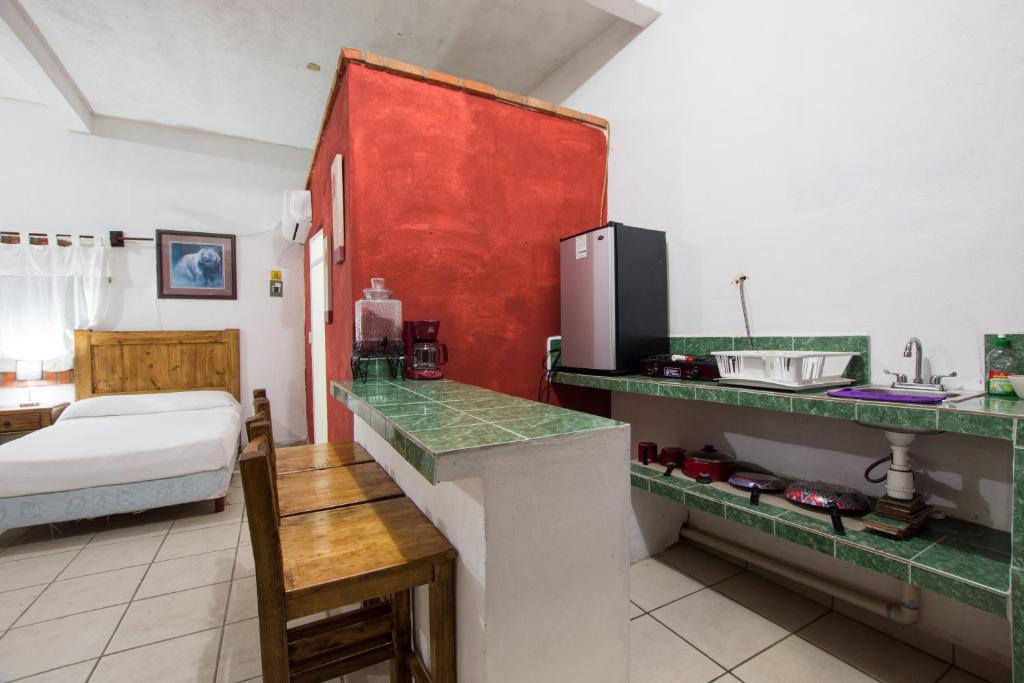 Kuchyň nebo kuchyňský kout v ubytování Traditional Sierra Leon Oceanfront Rooms - Adults Only