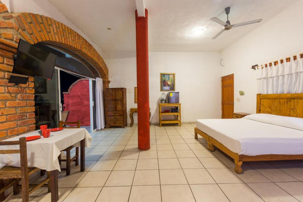 Postel nebo postele na pokoji v ubytování Traditional Sierra Leon Oceanfront Rooms - Adults Only