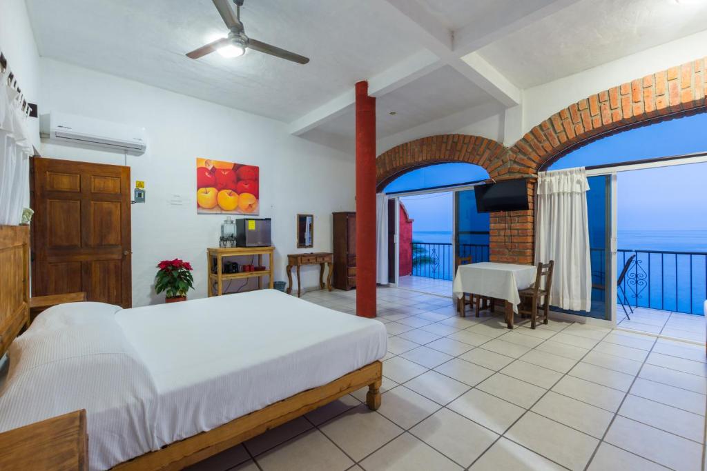 Postel nebo postele na pokoji v ubytování Traditional Sierra Leon Oceanfront Rooms - Adults Only
