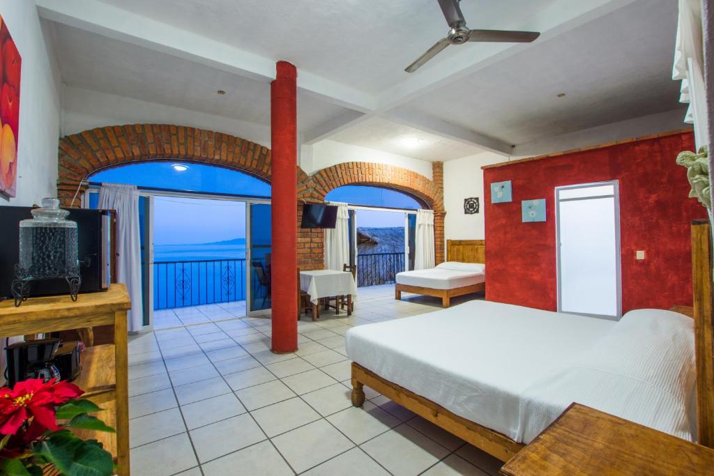 Postel nebo postele na pokoji v ubytování Traditional Sierra Leon Oceanfront Rooms - Adults Only