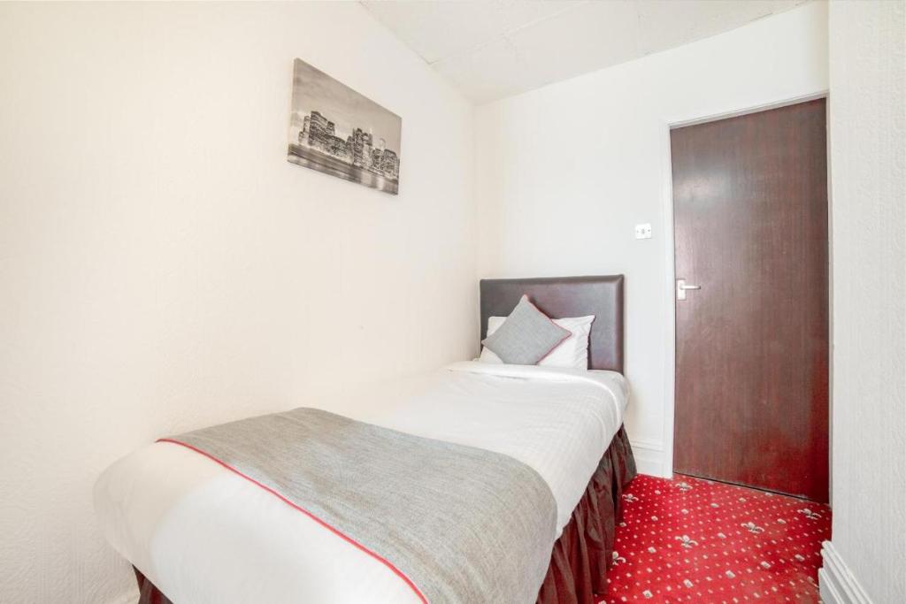 HOTEL BLUE OCEAN - Call For Cheap Prices - Check In Until 3AM - Resim 14