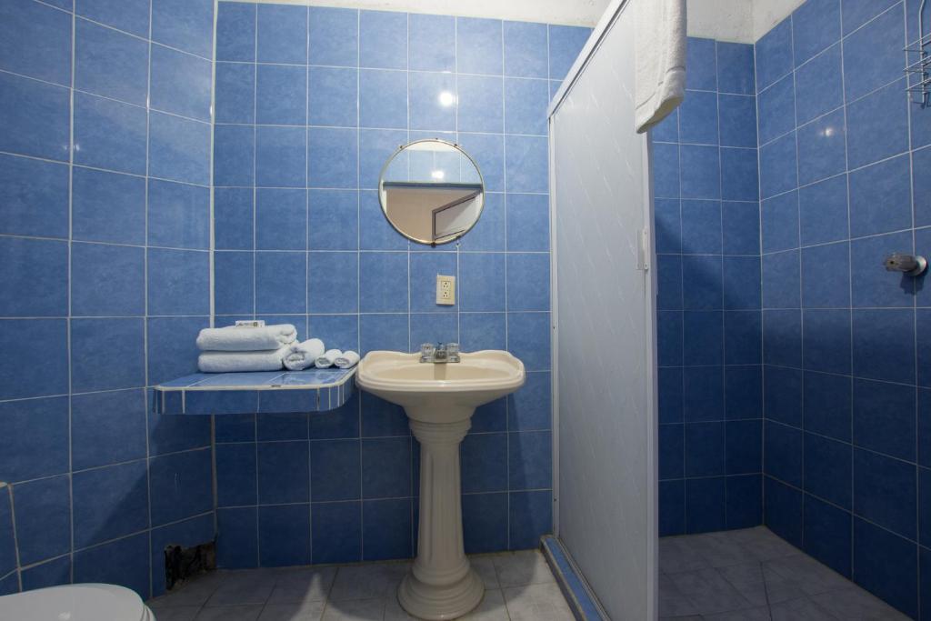 Koupelna v ubytování Traditional Sierra Leon Oceanfront Rooms - Adults Only